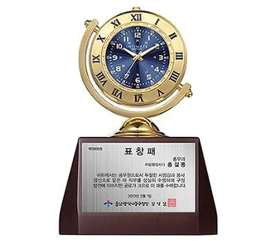 인티메이트 우드기념패 탁상시계